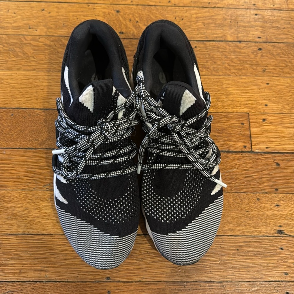 SOREL black and white lace up tennis shoes. Super comfortable and stylish!